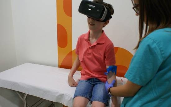 Niño con gafas de realidad virtual