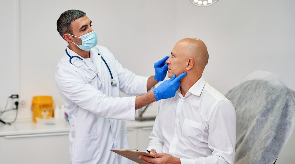 Doctor examinando la nariz de un paciente