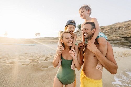 Una familia paseando en la playa