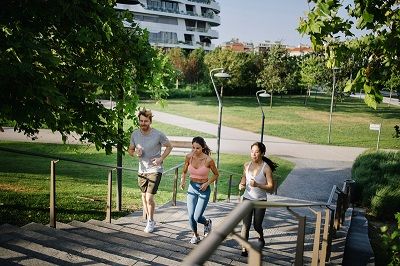 Grupo de personas haciendo ejercicio en un parque