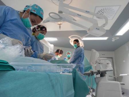 Implante de endoprotesis para el tratamiento de aneurisma de aorta