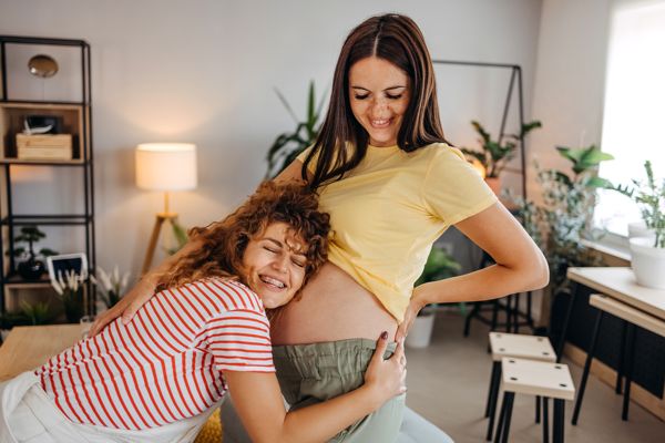 Una pareja de mujeres felices por el embarazo