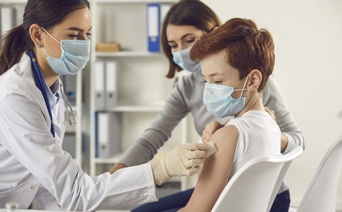 Vacuna subcutánea para la alergia, administrada en el brazo