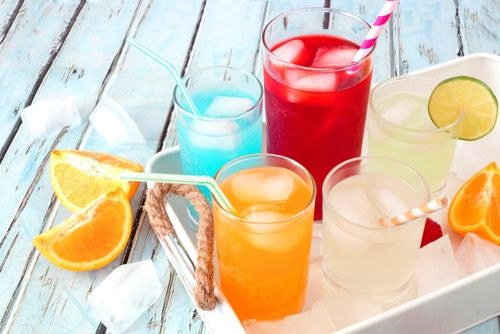 Los refrescos y el alcohol no hidratan