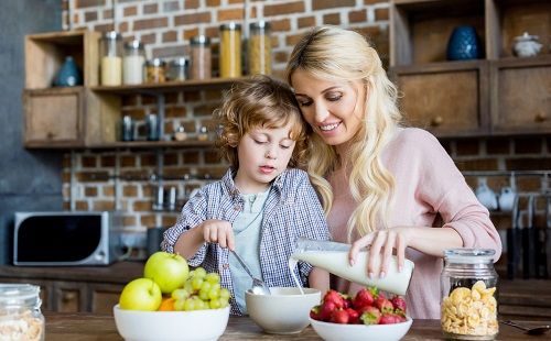 Cómo preparar un desayuno saludable para los niños