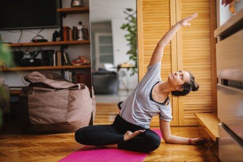 Mujer practicando yoga en casa