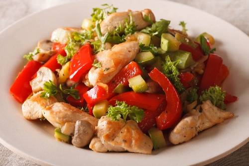Pollo con verduras y especias al horno