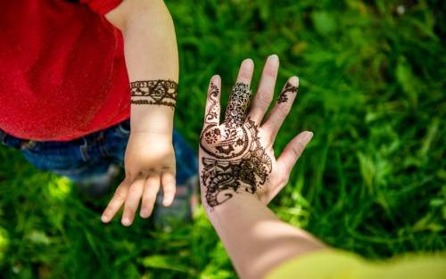 Chelín niña El cuarto Atención a los tatuajes de henna veraniegos | Tu canal de salud