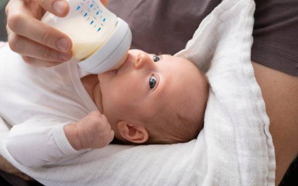 Cómo tenemos que preparar y dar el biberón a un recién nacido?