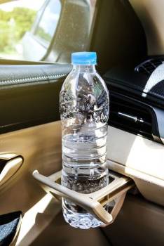 Beber agua en el coche en verano