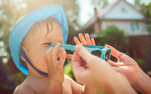 Usar gafas de sol desde la infancia