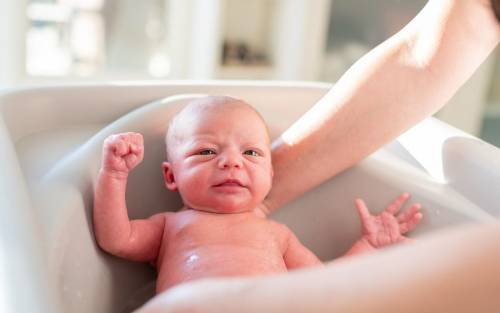 Cuidados del bebe: el primer baño