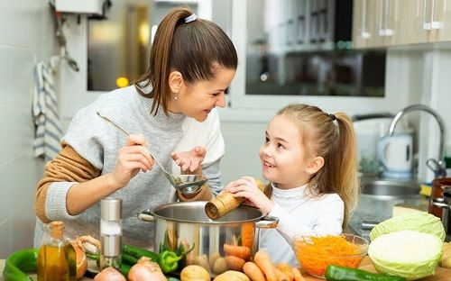 Una madre y su hija preparan alimentos saludables
