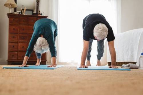 Practicar yoga u otras actividades en casa