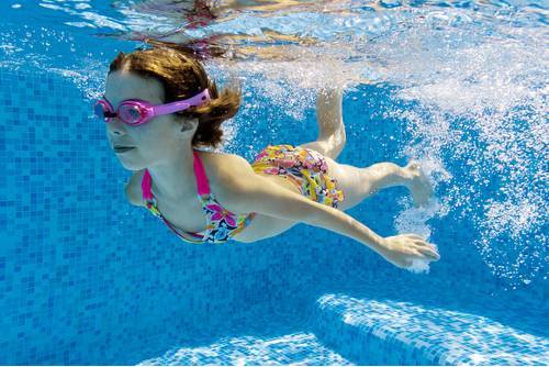 Consejos para evitar las otitis de piscina en niños