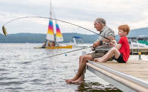 Abuelo y nieto, pescando
