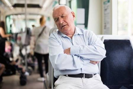 Hombre mayor de 65 años con somnolencia diurna en un autobús