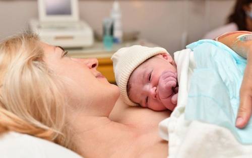 ‘Piel con piel’ o método canguro en recién nacidos