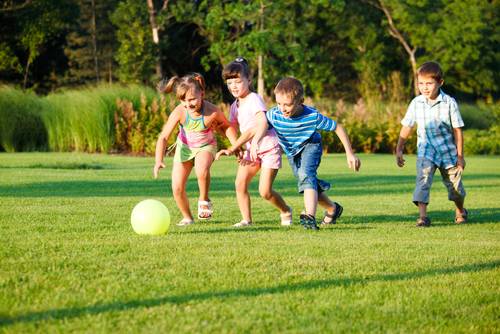 Precaución en el deporte de niños en verano