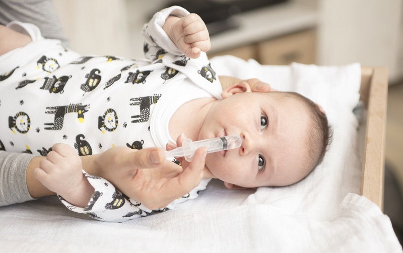 Cómo hacer un lavado nasal al bebé paso a paso 